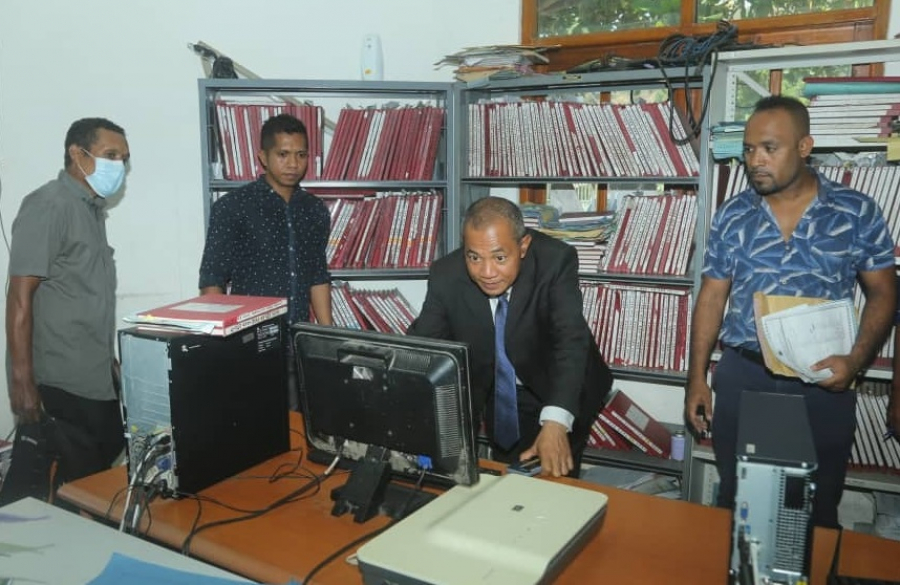 Ministru Justisa (MJ), Tiago Amaral Sarmento, observa dkireta servisu atendimentu Públiku iha servisu notariadu Munisípiu Dili.