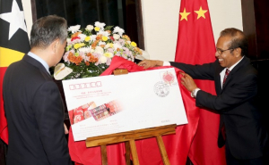 Primeiru Ministru (PM), Taur Matan Ruak ho Ministru Negósius Estranjeiru Repúblika Popular Xina, Wang Yi, simbolikamente loke plaka komemorativu tinan 20 estabelesimentu relasaun diplomátika entre Timor-Leste no Xina.