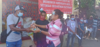 Country Manager APHEDA Timor-Leste, Elisabeth Lino de Araújo entrega hela sasán apoiu Umanitariu ba membru ne'ebé afeita dezastre Naturais iha sede KSTL Bemori, segunda (07/06). 