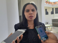 Deputada PLP, Maria Angelina Sarmento Lopes ko'alia hela ho jornalista sira iha Parlamentu Nasional.
