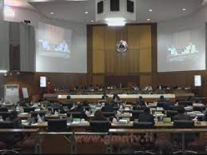 Deputadu sira tuir hela sala plenaria Parlamentu Nasional, momentu liuba.