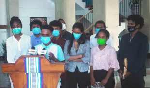 Grupu Estudante Universidade iha Timor-Leste ko&#039;alia ba Jornalista iha Palásiu Prezidensiál Bairopite, kuarta (11/08).