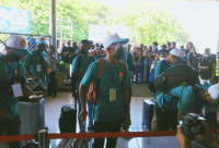Traballadór timoroan na'in-60 ne'ebé konsentra iha Aeroportu Internasional Prezidente Nicolao Lobato, Dili, atu aranka ba Korea Súl, kinta (21/10).