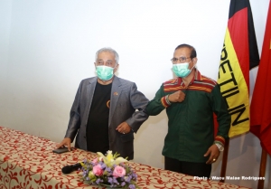 Primeiro ministro Taur Matan Ruak ho Sekretariu jeral Fretilin Mari Alkatiri hafoin remata asina nota Intendementu Fretilin ho PLP iha Otel Timor Dili, Sabdu (21/03). 
