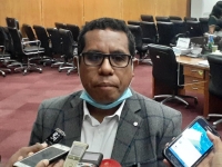 Deputadu husi PLP, Francisco Vasconcelhos ko'alia ba Jornalista sira iha resintu Parlamentu Nasional (12/5)