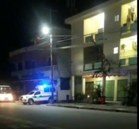 Ambulansia ne'ebe hahu sai husi areador entre Otel Katuas no Otel Discovery Inn iha avenida Prezidente Nicolao Lobato, Dili (12/4)