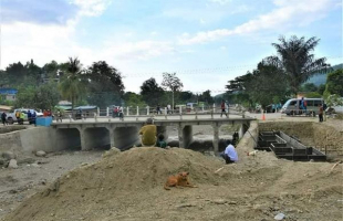 Ponte Bekussi ne&#039;ebe kria hodi fasilita movimentu transporte no hamenus risku inundasaun.