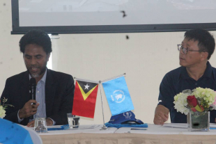 Reprezentante Governu Timor Leste, Sekretáriu Estadu Komunikasaun Sosiál (SEKomS), Merício Juvinal dos Reis &quot;Akara&quot; hamutuk ho WFP ninia ulun bo&#039;ot iha Dili ko&#039;alia iha sorumutuk ho midia sira iha Dili