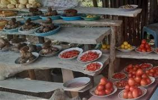 Tomate ne&#039;ebe komunidade sira fa&#039;an iha merkadu tradisional sira 
