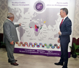 Prezidente Repúblika (PR), José Ramos Horta, akompana husi Sekretáriu Jerál G7+, Habib Mayar, haree hela Mapa nasaun  Membru G7+.