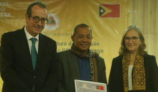 Ministru Justisa Tiago Amaral Sarmento (klaran), Embaisadór União Europeia, Andrew Jacobs (karuk) ho Embaisadora Portugal iha Timor-Leste, Manuela Bairos (los).