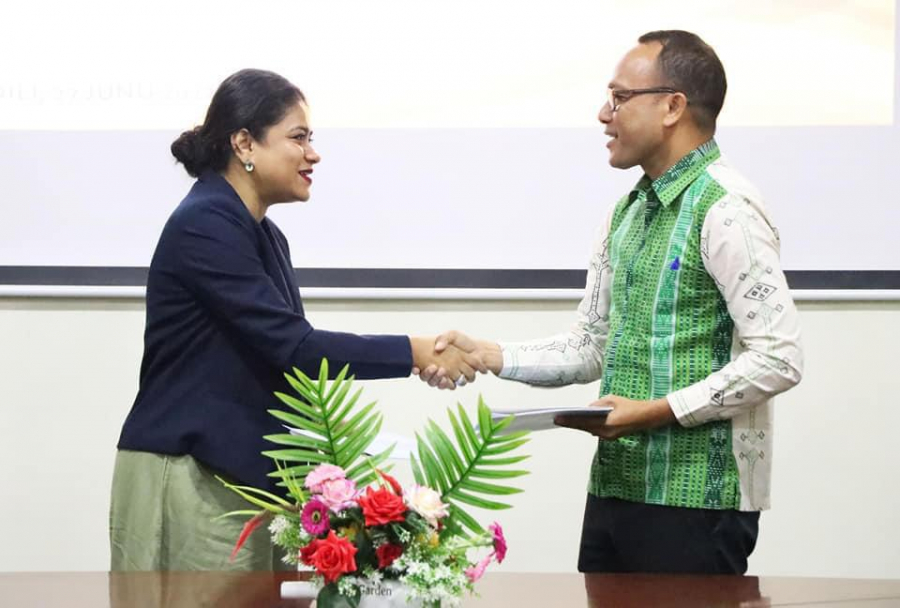 Ministru Obras Públikas (MOP), Abel Pires da Silva, kaer liman hela ho Responsável UN Women iha Timor-Leste, Amy Nishtha Satyam.