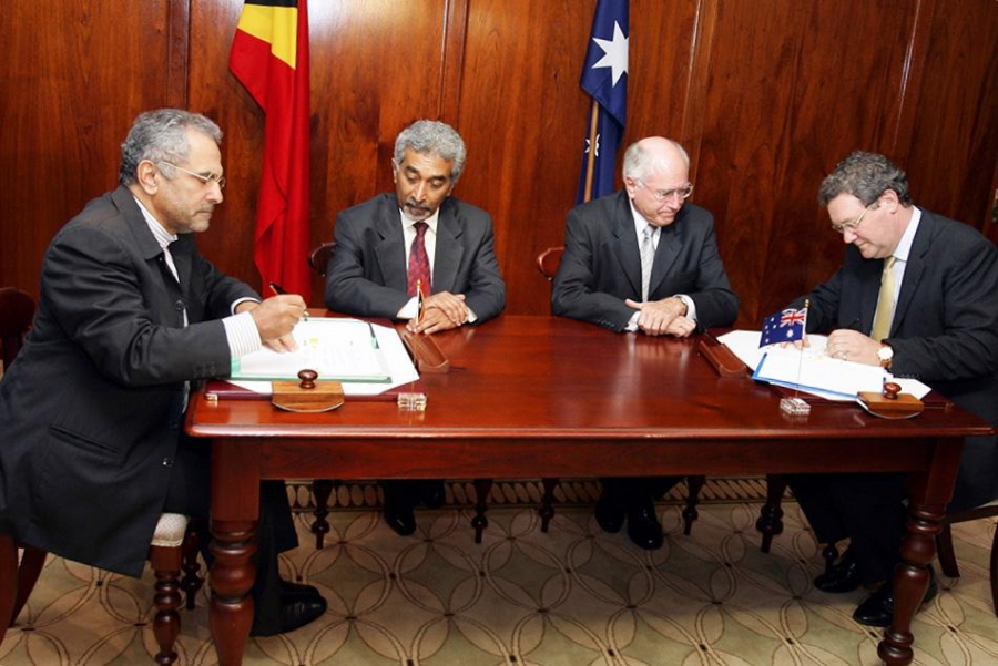 Ministru Negosiu Estranjeiru Timor Leste, Dr. Jose Ramos Horta  ho Australia nia Ministru Estranjeiru, Alexandre Downer asina akordu CMATS iha Australia iha inisiu tinan 2006