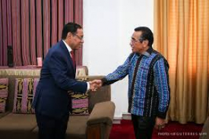 PGR Jose Ximenes hasoru malu ho PR Dr. Francisco Guterres Lu Olo iha palasiu Prezidensial Bairo Pite, Dili (22/9)