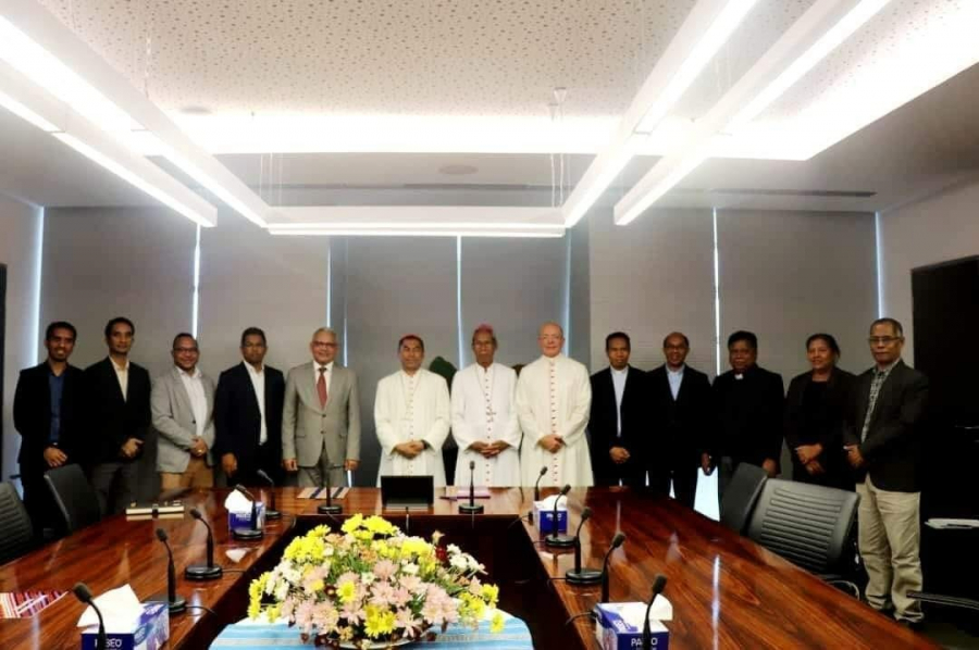 Ministru Finansas, Rui Augusto Gomes hasai foto hamutuk ho lideransa igreja Katolika iha Timor-Leste.
