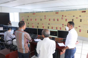 Ministru Obras Públika (MOP), Abel Pires da Silva, akompaña husi Preziente Eletrisidade Timor-Leste Empreza Públika (EDTL.ep), obsrva hela sub-estasaun Kamea.