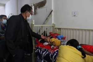 Vise-Ministru Saúde, Bonifácio Mau Coli dos Reis, vizita hela pasiente Dengue iha Sentru Saude sira iha Dili laran.