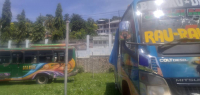 Bus rua ne'ebé hetan estragus para hela iha resintu eskuadra PNTL Baukau vila, sesta (08/04).