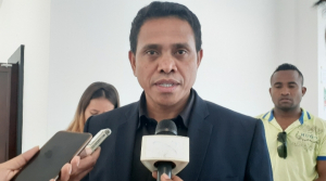 Ministru Administrasaun Estatál (MAE) Miguel Pereira de Carvalho ko&#039;alia hela ho jornalista sira iha edifísiu Ministériu Finansas (MF).