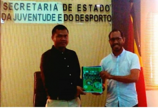Sekretáriu Estadu Joventude no Desportu (SEJD), Abrão Saldanha ‘Nokosiku’ entrega hela dokumentu ba reprezentante Fundasaun Hadomi Timor (FHT).
