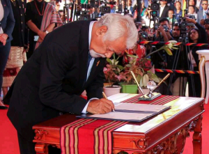 Primeiru Ministru (PM) governu dasia, Xanana Gusmão asina hela termu ba toma pose iha palásiu prezidensiál, bairo-pite, sábadu (01/07).
