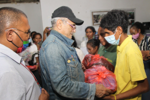 Kandidatu Prezidente Repúblika, José Ramos Horta, entrega simbolikamente ropa ba Membru Asosiasaun Halibur Difisiensia Matan Timor-Leste (AHDMTL) iha edifísiu AHDMTL, Manleuana, tersa (22/02). 