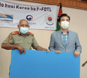 Embaixadór iha TL, Kim Jeong Ho entrega hela material Taekwondo ba Xefe Estadu Maior Jenerál, Forsa Defeza Timor-Leste (F-FDTL), Tenente Jenerál Lere Anan Timur.