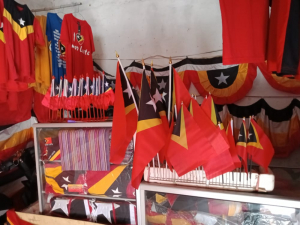 Bandeira RDTL ne&#039;ebe komunidade, Maria Soares Piedade fa&#039;an hela iha estrada ibun rotunda, komoro (09/05).