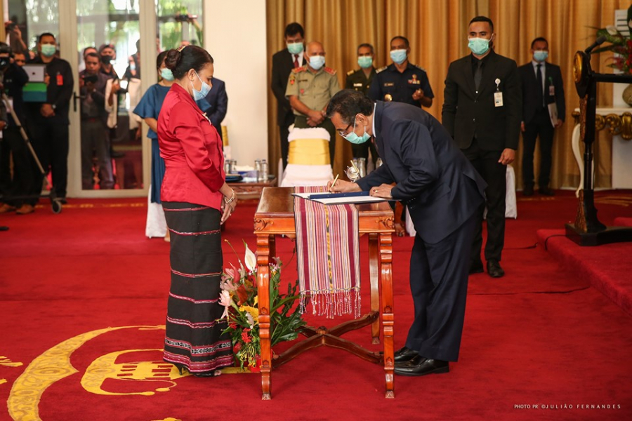 East Timor President, Francisco Guterres Lu Olo Signed the pose term of East Timor Deputy Prime Minister, Armanda Berta dos Santos in a swearing in ceremony in Presidential Palace in Dili on friday (29/5)