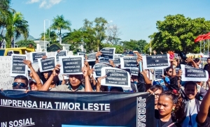 Jornalista Timoroan halo asaun solidaridade ba Jornalista Timoroan ida ne&#039;ebe hasoru kazu ida ne&#039;ebe ukun na&#039;in sira hatama hasoru nia artigu ida iha momentu ruma kotuk 
