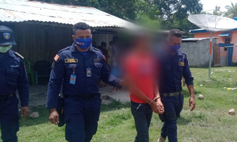 Membru Polisia Nasional Timor-Leste (PNTL) munisípiu Covalima liuhusi Servisu Investigasaun Kriminal (SIK) halo kapturasaun ba suspeitu AG (36) iha Covalima, Kinta (18/2)
