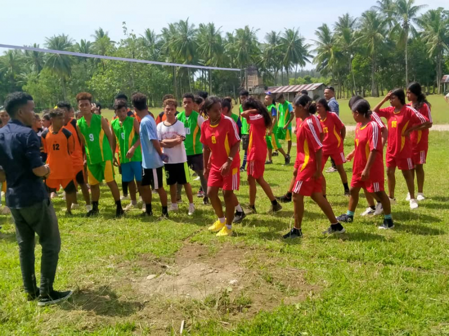 Estudante husi Eskola Ensiñu Sekundária Jerál Baguia ne’ebé realiza hela jogu voleibol iha kampu Suku Larisula, tersa (01/02).