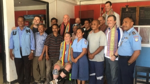 Former Unamet colleagues meet in Maliana. With David Savage (former CIVPOL) in the centre, Ian Martin (former Unamet-chief) standing behind him and Ms Mutumali who is now a PNTL-commander in Maliana standing next to him. 