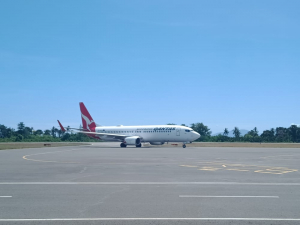 Aviaun Spirit of Australia Qantas ho marka VH-XZC ne’ebé tula Vasina AstraZeneca rihun-20 dozes husi Austrália tun iha Aeroportu Internasional Nicolau Lobato, Komoro, kuarta (05/05).