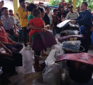 Australian Embassy Staffs distributed some basic needs to the Dili community who are suffer from flooding on March 13th this year 