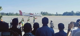 Trans Nusa airplane touch down in Komoro Airport, Dili (14/06)
