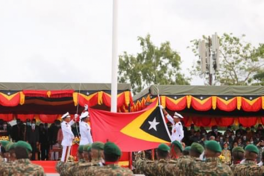 Korpu isar bandeira hasa’e hela Bandeira Nasionál iha Darsula, Suku Gariuai, Baukau, domingu (28/11).