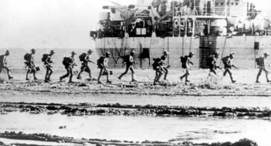 Militar Indonézia halo invazaun iha loron 7 Dezembru 1975, mai Timor-Leste liuhusi husi tasi.
