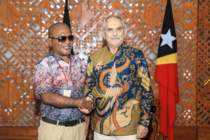 Prezidente Repúblika (PR), José Ramos Horta, kaer liman hela ho Diretór Asosiasaun Halibur Defisiensia Matan Timor-Leste (AHDMTL), Gaspar Afonso iha Palásiu Prezidensiál Bairopite, segunda (30/05).