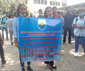 Estudante Fakuldade siénsia Sosiais (FCS) sira ka&#039;er hela baner hodi protesta iha kampuz lama kaikoli, tersa (06/07).
