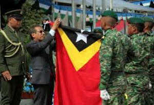 Atual Primeiru Ministru VIII Governu Konstitusional, Taur Matan Ruak kore hela bandeira Nasional ne&#039;ebe ka&#039;er husi membru F-FDTL sira