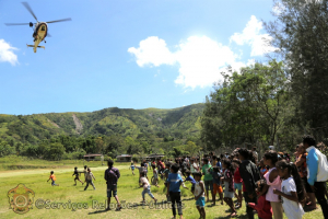 Helikopteru ne&#039;ebé tula apoiu umanitariu ba vitima dezastre natural to&#039;o iha Postu Administrativu Laklubar, munisipiu Manatutu, domingu (25/04/2021)