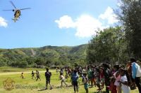 Helikopteru ne'ebé tula apoiu umanitariu ba vitima dezastre natural to'o iha Postu Administrativu Laklubar, munisipiu Manatutu, domingu (25/04/2021)