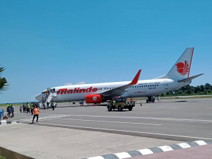 Aviaun Malindo ne&#039;ebé lori fila pasageiru Timor oan na&#039;in 35 mai Timor-Leste para hela iha Aeroportu Internasionál Prezidente Nikolao Lobato Komoro, sabadu (24/4).