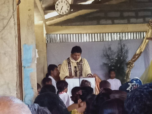 Padre Kapelaun Malurucomo suku Makadique Emanuel Raja &#039;Manu Kwuta&#039; selebra misa Natal 25 Dezembru 2020, Uatulari 