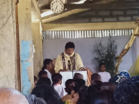 Padre Kapelaun Malurucomo suku Makadique Emanuel Raja 'Manu Kwuta' selebra misa Natal 25 Dezembru 2020, Uatulari 