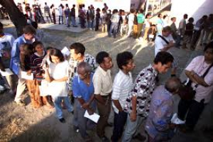 Timoroan sira forma iha lina referendum hodi vota iha loron 30 Agusto 1999 