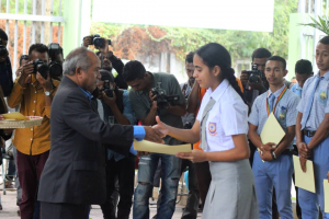 Ministru Edukasaun Juventude no Desportu (MEJD) Armindo Maia entrega sertifikadu ba estudante sira iha momentu ruma liu ba kotuk