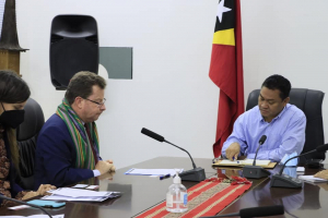 Embaxadór Austrália iha Timor-Leste, William Terrence Costello, ko’alia hela ho Ministru Turismu Komércio no Indústria, José Lucas do Carmo da Silva.