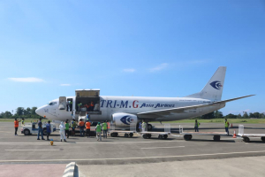 Aviaun TRI-M.G Asia Airlines tula manta hamutuk rihun 5 neebé apoiu husi governu Japaun hodi apoiu ba Povu TL ne&#039;ebe vitima husi inundasaun, too iha aeroportu Komoro, Domingo (11/4)